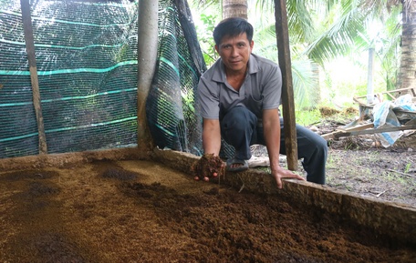 Học và làm theo Bác, anh Lê Văn Minh- nông dân sản xuất giỏi với mô hình chăn nuôi khép kín.