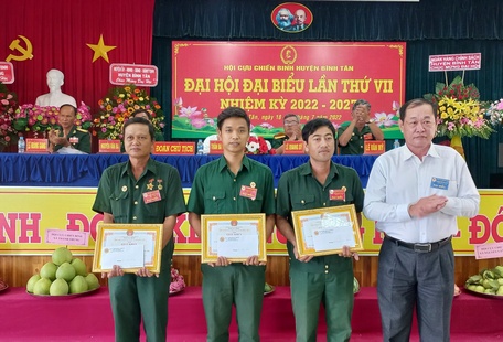 Ông Nguyễn Văn Mách- Phó Bí thư Thường trực Huyện ủy Bình Tân trao giấy khen cho tập thể hoàn thành tốt công tác hội nhiệm kỳ 2017- 2022.