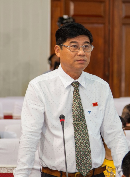 Đại biểu Lê Minh Thiện- đơn vị huyện Long Hồ- đặt vấn đề chất vấn về thực trạng nguồn nhân lực y tế.