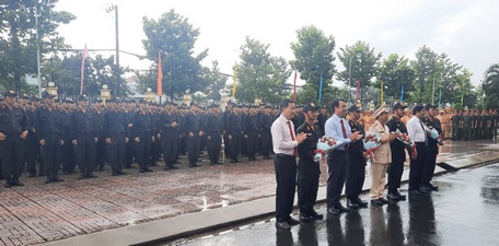 Lãnh đạo tỉnh tặng hoa chúc mừng Ban Chỉ huy Tiểu đoàn Cảnh sát cơ động dự bị chiến đấu.