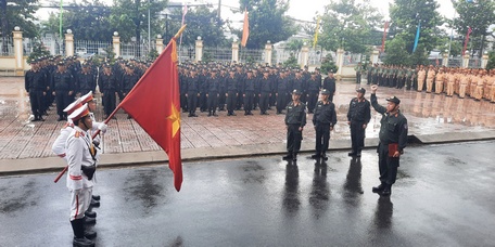 Chỉ huy Tiểu đoàn Cảnh sát cơ động dự bị chiến đấu tuyên thệ nhận nhiệm vụ.