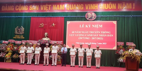 Chủ tịch UBND tỉnh- Lữ Quang Ngời tặng bằng khen cho các cá nhân có thành tích xuất sắc trong thực hiện nhiệm vụ.