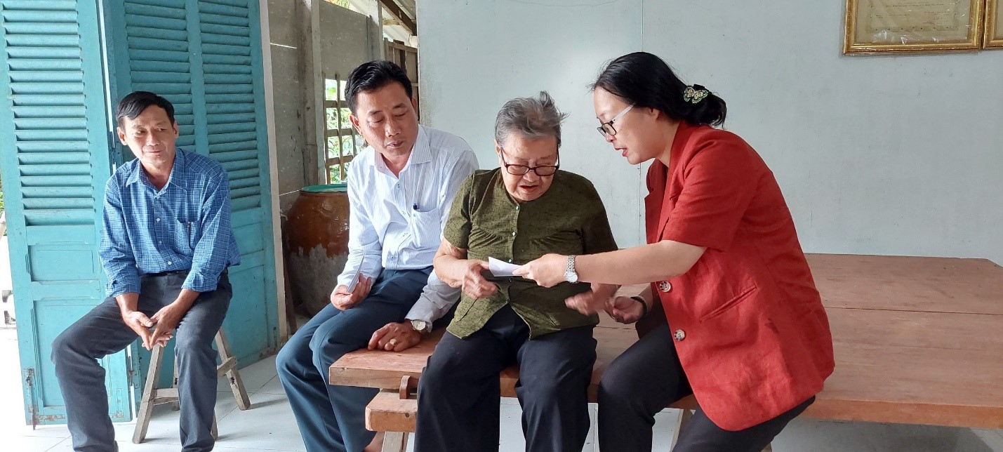  Đoàn công tác thăm hỏi, tặng quà gia đình có công cách mạng tại xã Trà Côn.
