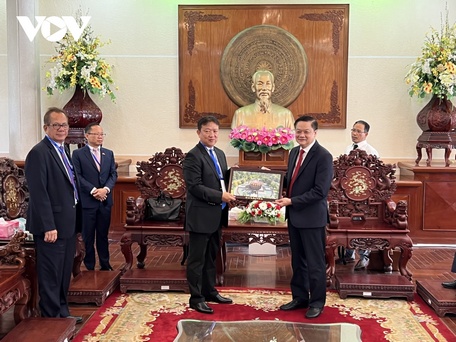 Ông Dương Tấn Hiển - Phó Chủ tịch thường trực UBND TP. Cần Thơ trao quà lưu niệm cho đoàn Bộ Du lịch Vương quốc Campuchia.