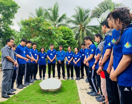 Sinh viên Trường ĐH Kinh tế TP Hồ Chí Minh ghé thăm khu vườn lưu niệm của gia đình cố Thủ tướng Võ Văn Kiệt ở ấp Bình Phụng (xã Trung Hiệp, Vũng Liêm).
