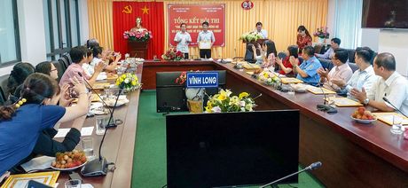  BTC trao giải nhất cá nhân cho thầy giáo Phan Văn Bé Hai- Trường THCS Trung Thành (Vũng Liêm).