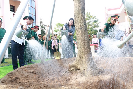 Phó Chủ tịch nước Võ Thị Ánh Xuân và Bí thư Tỉnh ủy Bùi Văn Nghiêm trồng cây lưu niệm trong khuôn viên Lữ đoàn Công binh 25.