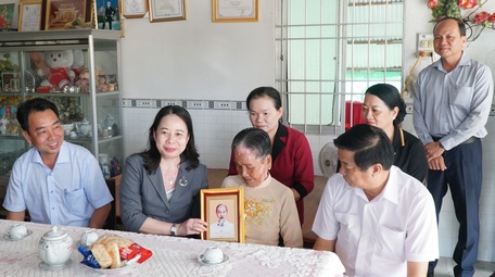  Phó Chủ tịch nước Võ Thị Ánh Xuân thăm, tặng quà Mẹ Việt nam anh hùng Phạm Thị Diển