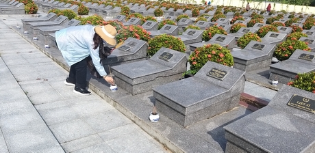 Tại Nghĩa trang Liệt sĩ tỉnh Vĩnh Long, có khoảng 290 mộ liệt sĩ chưa có thông tin trên tổng số hơn 3.200 mộ liệt sĩ.Ảnh: HK