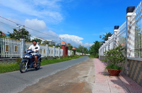 Tuyến đường trồng hoa, cây xanh do Hội Nông dân xã Hòa Ninh phối hợp cùng Chi hội Nông dân ấp Bình Thuận 2 thực hiện.