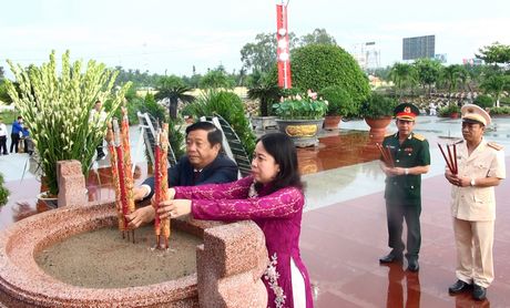 Phó Chủ tịch nước Võ Thị Ánh Xuân và Bí thư Tỉnh ủy- Bùi Văn Nghiêm thắp hương tưởng niệm các anh hùng liệt sĩ.