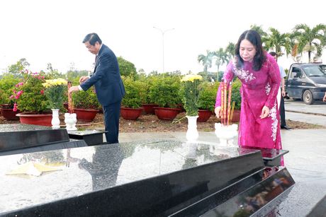 Phó Chủ tịch nước Võ Thị Ánh Xuân và Bí thư Tỉnh ủy- Bùi Văn Nghiêm thắp hương các phần mộ liệt sĩ.
