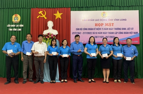 Ông Huỳnh Bá Long- Chủ tịch Liên đoàn Lao động tỉnh tặng quà cho cán bộ công đoàn là con liệt sĩ, thương binh, bệnh binh, người có công.