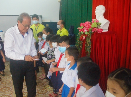 Ông Nguyễn Thành Long- Phó Chủ tịch Thường trực HĐQT ACB trao quà cho các em học sinh “Hành trình Tôi yêu cuộc sống”.