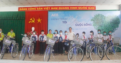 Bà Lê Thị Sương Mai- Giám đốc ACB chi nhánh Vĩnh Long trao xe đạp cho các em học sinh “Hành trình Tôi yêu cuộc sống”.