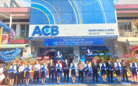 Lãnh đạo ACB và huyện Vũng Liêm, Ngân hàng Nhà nước chi nhánh Vĩnh Long cắt băng khai trương ACB Phòng giao dịch Vũng Liêm.