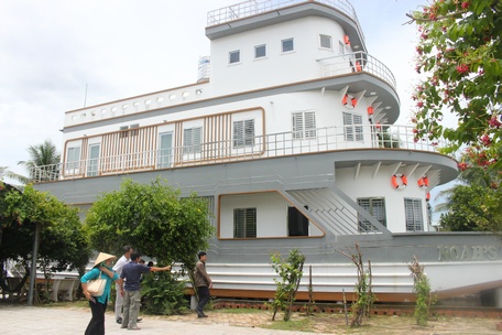 Đoàn công tác của ngành du lịch đến khảo sát điểm đến nhà thuyền “độc nhất miền Tây” của ông Cao Văn Năm ở Mang Thít.