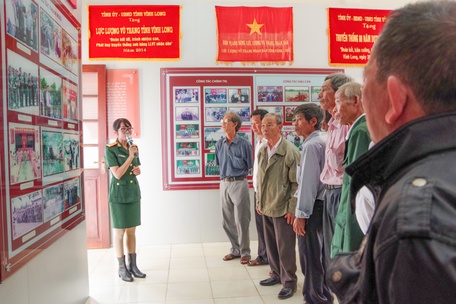 Cán bộ, cựu chiến binh Đoàn Quân sự 9901 Cửu Long tham quan không gian trưng bày nhà truyền thống của Bộ Chỉ huy Quân sự tỉnh Vĩnh Long.