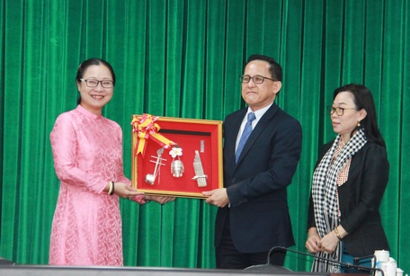 Bộ Công nghệ và Truyền thông, Lào tặng quà lưu niệm cho tỉnh Vĩnh Long.