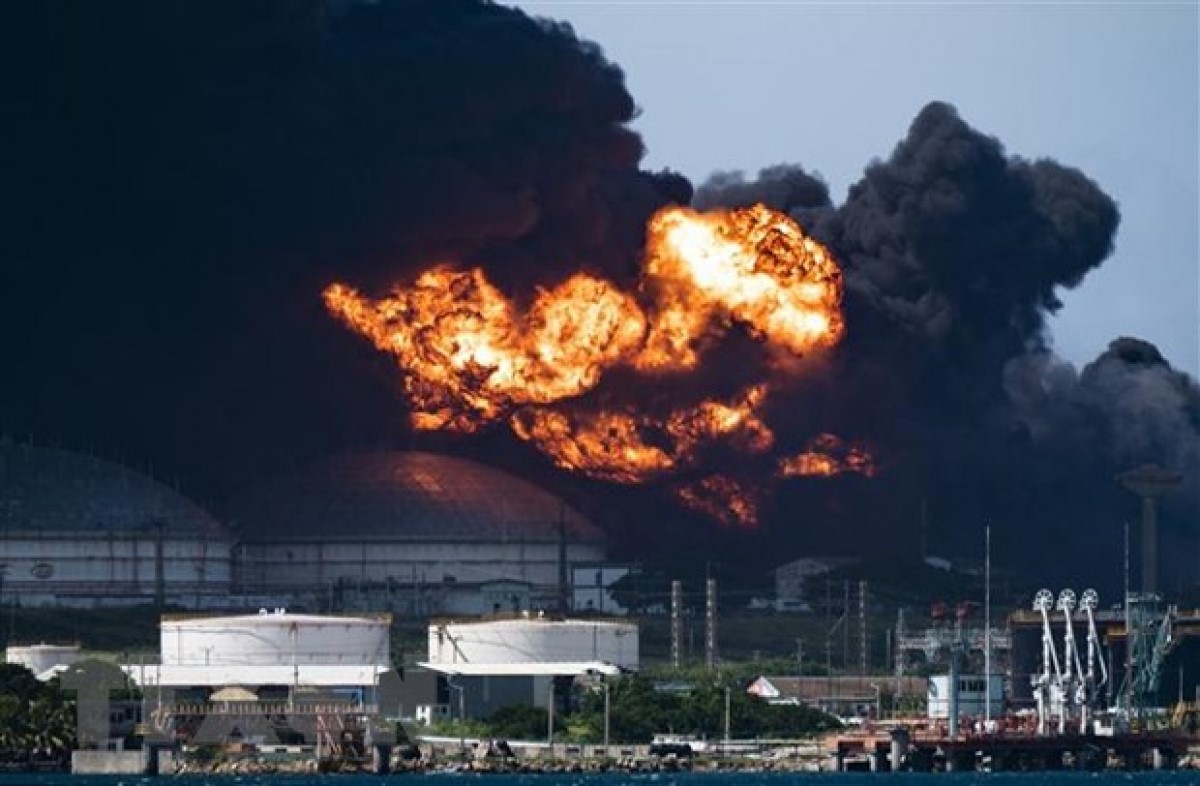 Khói lửa bốc ngùn ngụt tại hiện trường vụ cháy các bể chứa dầu ở Vịnh Matanzas, Cuba, ngày 6/8. (Ảnh minh họa: AFP/TTXVN)