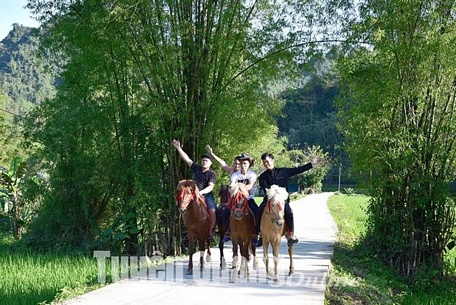 Du khách cưỡi ngựa trải nghiệm homestay ở xã Khuôn Hà, Lâm Bình.