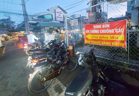 Các tiểu thương gian hàng bún, giá sẽ được di dời xuống khu vực cuối chợ Vĩnh Long (một phần đường Nguyễn Trãi và đường 1 Tháng 5).