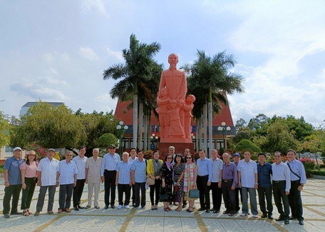  Đoàn chụp ảnh lưu niệm tại Bảo tàng Hồ Chí Minh chi nhánh Bình Thuận chiều 17/8.