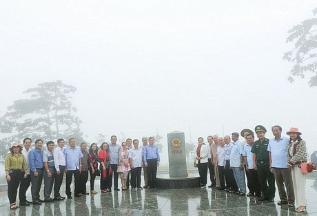 Đoàn cán bộ tỉnh Vĩnh Long chụp ảnh lưu niệm tại cột mốc ngã ba biên giới Việt Nam- Lào- Campuchia. 