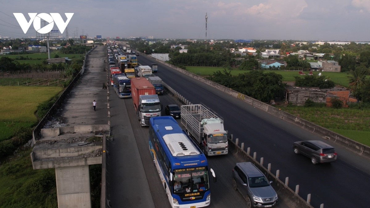 Cao tốc TP Hồ Chí Minh - Trung Lương luôn trong tình trạng quá tải và kẹt xe kéo dài.