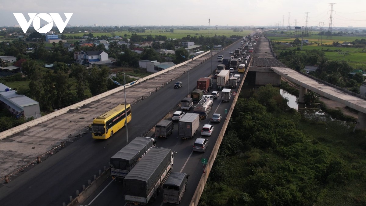 Dự án mở rộng giai đoạn 2 cao tốc TP Hồ Chí Minh - Trung Lương bị bỏ dở nhiều năm khiến cho tuyến giao thông huyết mạch từ các tỉnh miền Tây về TPHCM gặp nhiều khó khăn.