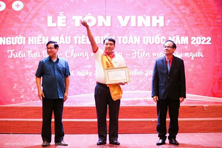 Anh Nguyễn Hữu Thắng tại lễ Tôn vinh 100 người hiến máu tiêu biểu toàn quốc năm 2022.