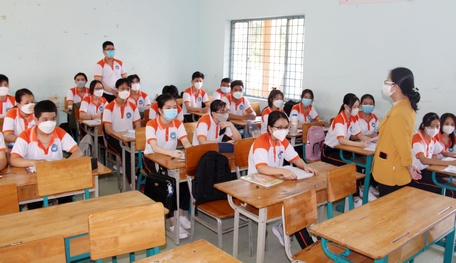 Trường THPT Tam Bình tiếp tục giữ vững thành tích tốt nghiệp 100%. Trong ảnh: Lãnh đạo tỉnh động viên học sinh lớp 12 trong những ngày đầu nhập học trực tiếp.