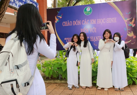 Niềm vui ngày khai trường của học sinh lớp 10, Trường THPT Võ Văn Kiệt.