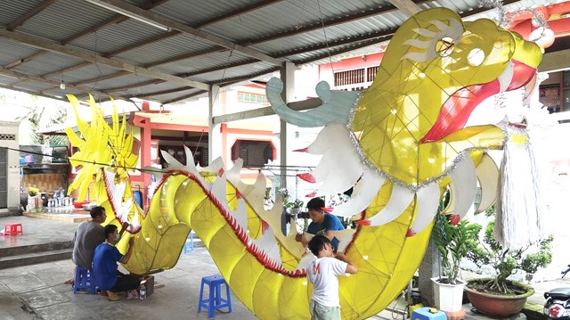 Lồng đèn con rồng đang được hoàn thiện khâu trang trí để trưng bày trước cổng Chùa Kim Huê dịp Tết Trung thu 2022. Ảnh: Hoài Thảo