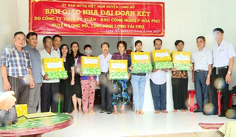 Ủy ban MTTQ Việt Nam huyện Long Hồ bàn giao nhà Đại đoàn kết cho các hộ gặp khó khăn về nhà ở.
