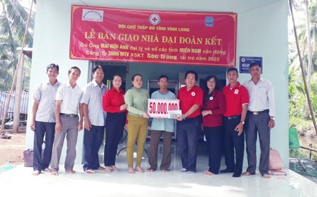 Hội Chữ thập đỏ tỉnh bàn giao nhà tại huyện Vũng Liêm.