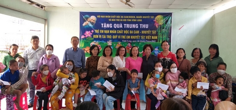 Quỹ Vì trẻ em khuyết tật Việt Nam tặng 40 phần quà, mỗi phần quà trị giá 550.000đ.