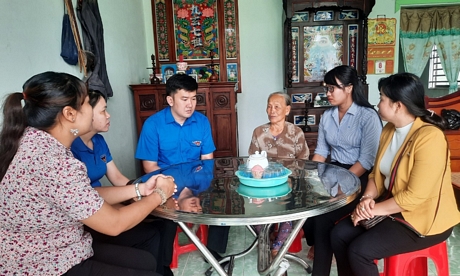 Tỉnh Đoàn đến thăm hỏi, động viên gia đình bé Nguyễn Duy K.