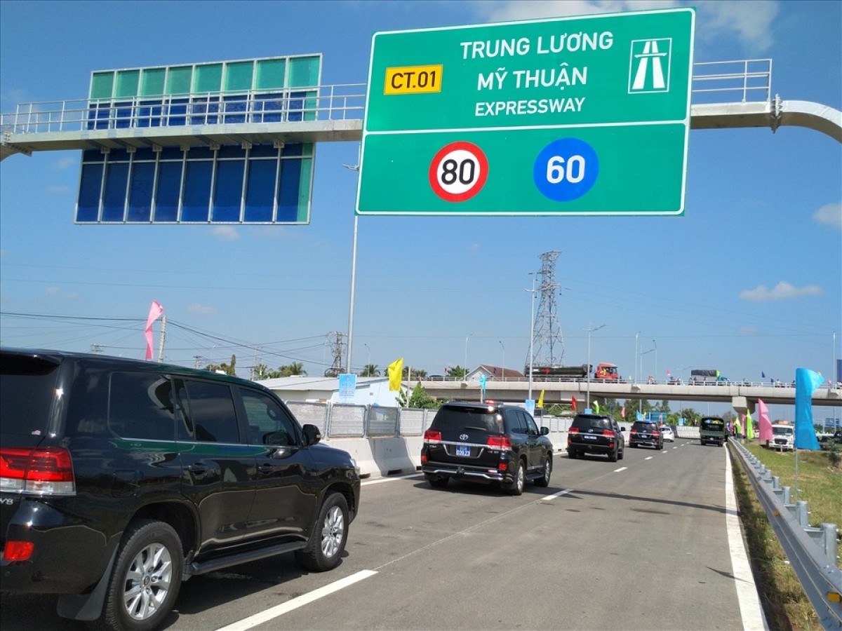 Xe lưu thông trên cao tốc Trung Lương - Mỹ Thuận.