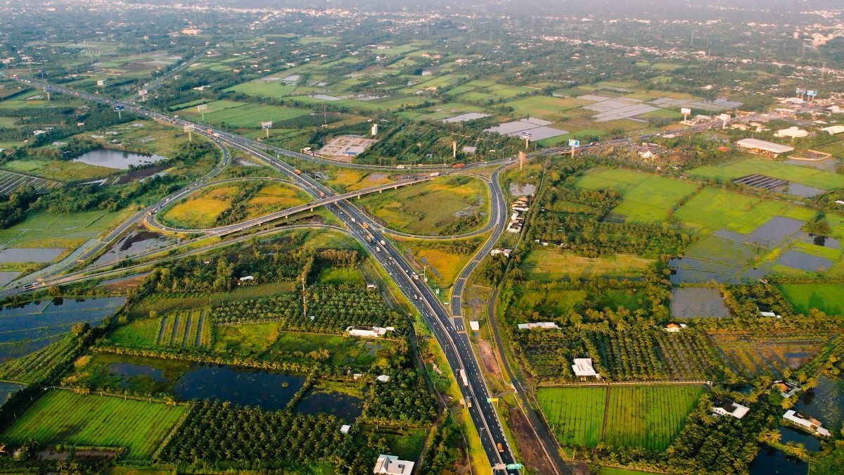  Bộ GTVT sẽ tiếp tục phối hợp với các bộ, ngành liên quan và UBND tỉnh Tiền Giang đầu tư hoàn thiện tuyến đường cao tốc Trung Lương - Mỹ Thuận đảm bảo đúng quy mô 6 làn xe và có làn đường dừng khẩn cấp như đã được phê duyệt.