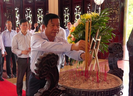 Đồng chí Bùi Văn Nghiêm- Bí thư Tỉnh ủy dâng hương tại Khu lưu niệm Chủ tịch HĐBT Phạm Hùng.