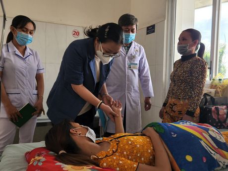 Phó Chủ tịch UBND tỉnh- Nguyễn Thị Quyên Thanh thăm hỏi sức khỏe bệnh nhi mắc SXH đang được điều trị tại Trung tâm Y tế TX Bình Minh