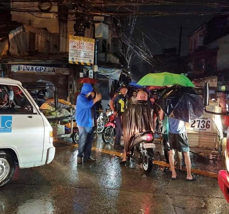 Hành khách bị mắc kẹt ở Rizal Avenue, thủ đô Manila do siêu bão Noru. Ảnh: Twitter