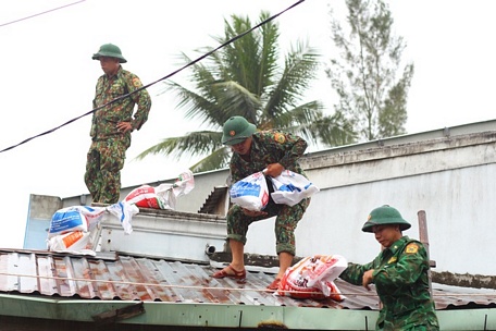 Lực lượng bộ đội giúp dân chằng chống nhà cửa (Ảnh: Đức Thanh).