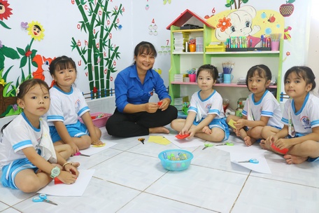 Cô giáo Nguyễn Thị Ngọc Trâm học Bác mỗi ngày để thêm yêu nghề, mến trẻ.