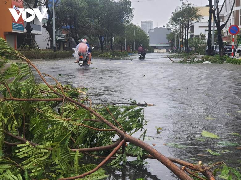 Thông tin từ cuộc họp ban chỉ đạo tiền phương ứng phó với bão số 4 diễn ra sáng nay (28/9), ông Lê Trung Chinh, Chủ tịch UBND thành phố Đà Nẵng cho biết hiện chưa có thiệt hại về người, có 2 nhà tốc mái.