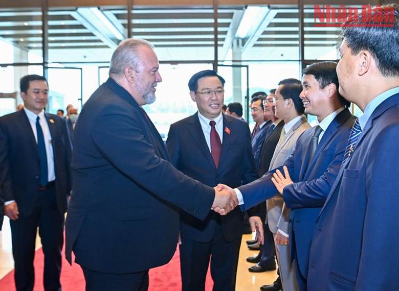 Chủ tịch Quốc hội Vương Đình Huệ giới thiệu với Thủ tướng nước Cộng hòa Cuba Manuel Marrero Cruz thành viên Đoàn Việt Nam.