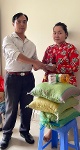 Trao tiền bạn đọc giúp anh Nguyễn Văn Đạt