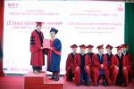 Trường ĐH Xây dựng Miền Tây trao bằng tốt nghiệp cho sinh viên