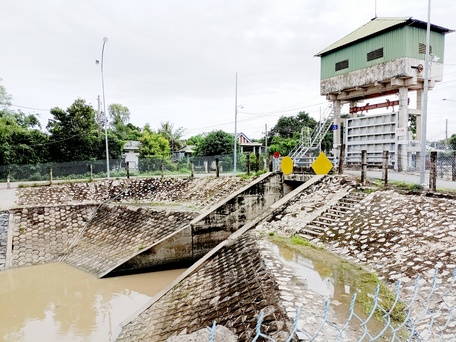 Cửa cống trong dự án Bắc Vàm Nao (Phú Tân- An Giang) đóng chặt khi nước sông Tiền đổ về đỏ quạch phù sa.